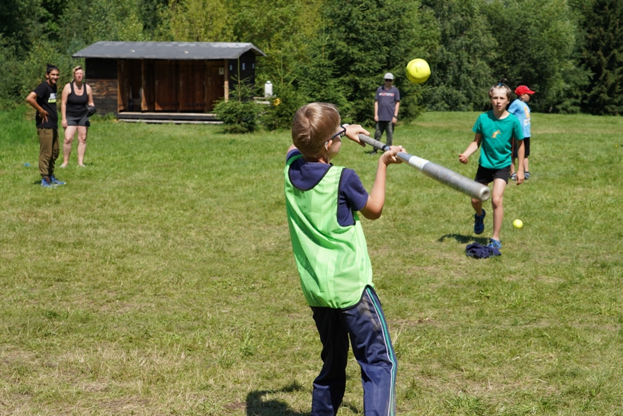 Softball na táboře je oblíbený. Travnatých ploch je dostatek a míček nelítá k sousedům.