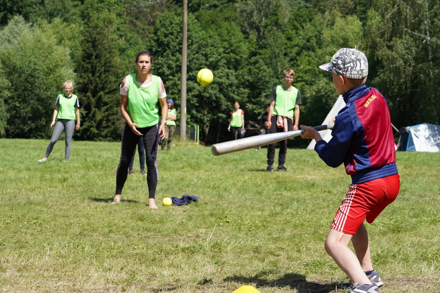 Softball na táboře je oblíbený. Travnatých ploch je dostatek a míček nelítá k sousedům.